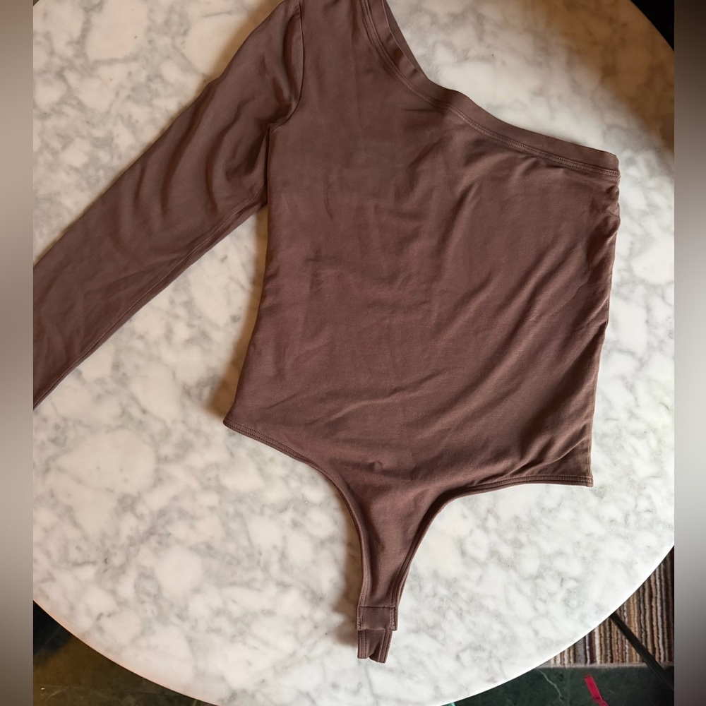 Clyque One Shoulder Long Sleeve Bodysuit in Chocolate Brown Everyday Basic - Picture 9 of 10